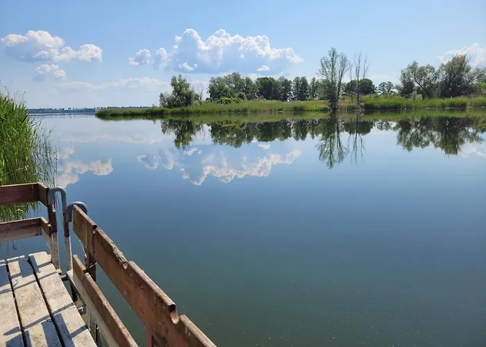 Domek Nad Jeziorem Przy Lini Brzegowej Gorowychy, Pomorze