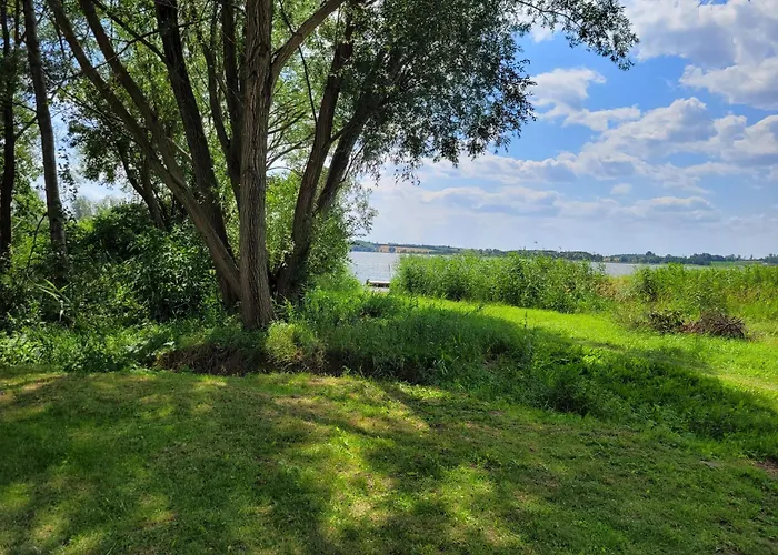 Domek Nad Jeziorem Przy Lini Brzegowej Gorowychy, Pomorze