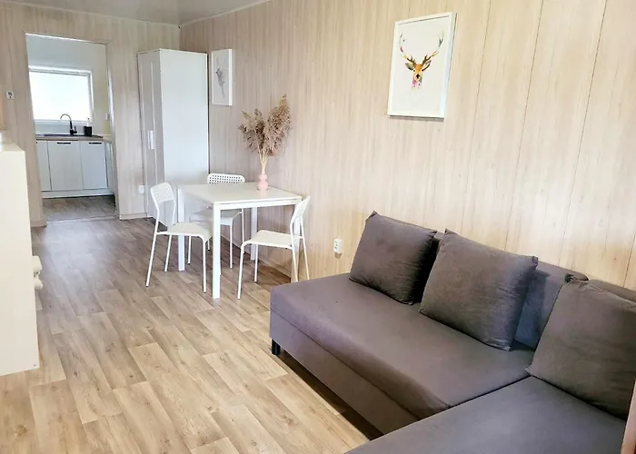 Domek Nad Jeziorem Przy Lini Brzegowej Gorowychy, Pomorze
